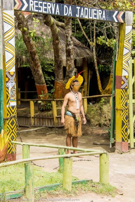 Imagem de um índio na entrada da Reserva da Jaqueira.